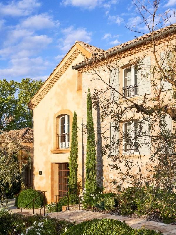 🏰✨ Aix-en-Provence's Charming Chateau Stay 🍷🌟