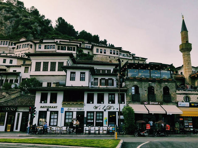 阿爾巴尼亞著名景點：培拉特古城。適合拍照打卡、週末閒暇度假地！ 