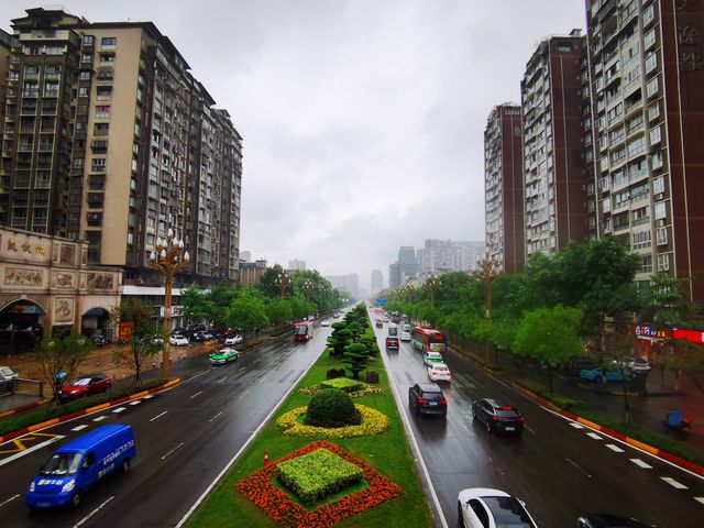 第一次喺雨中漫步樂山城