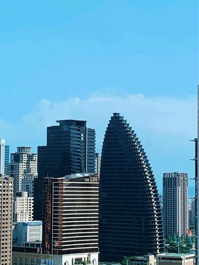 台中頂樓秘境！無邊際泳池飯店，把城市天際線泡進夏日時光