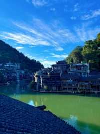 - 《鳳凰古城食住玩全攻略：帶你沉浸式體驗湘西風情》