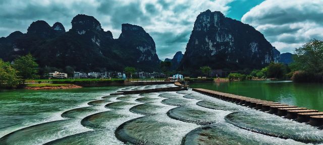心曠神怡，是治癒一切的良藥  住進一片遼闊裡，煩惱自然就消失了  為什麼站在畫山雲野的窗前，人會不自