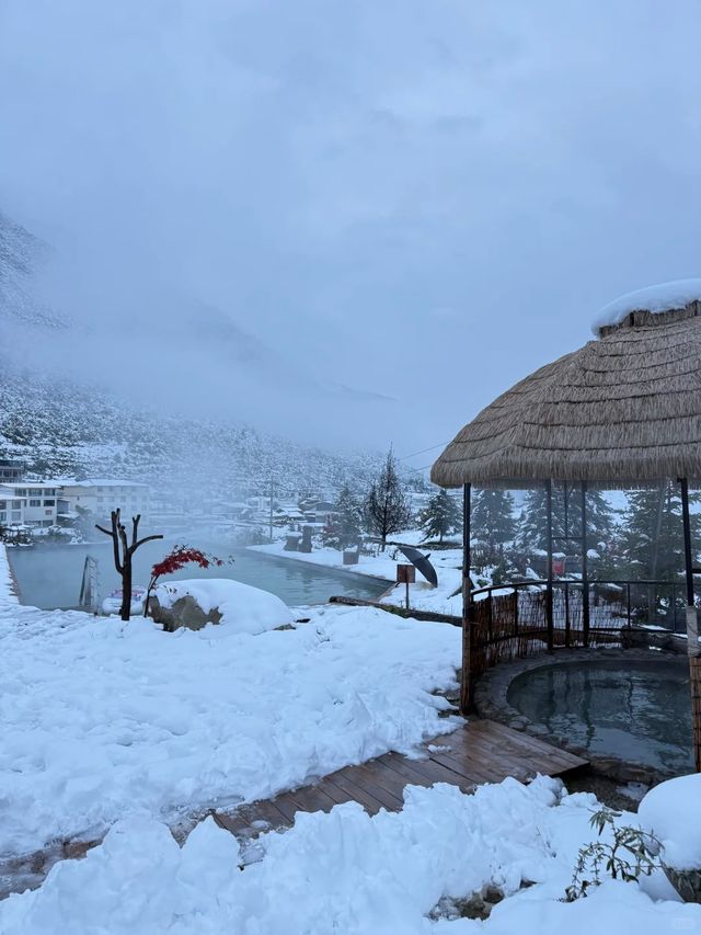 推開窗就能看到雪山！康定這間藏式美學酒店實在太夢幻了！✨