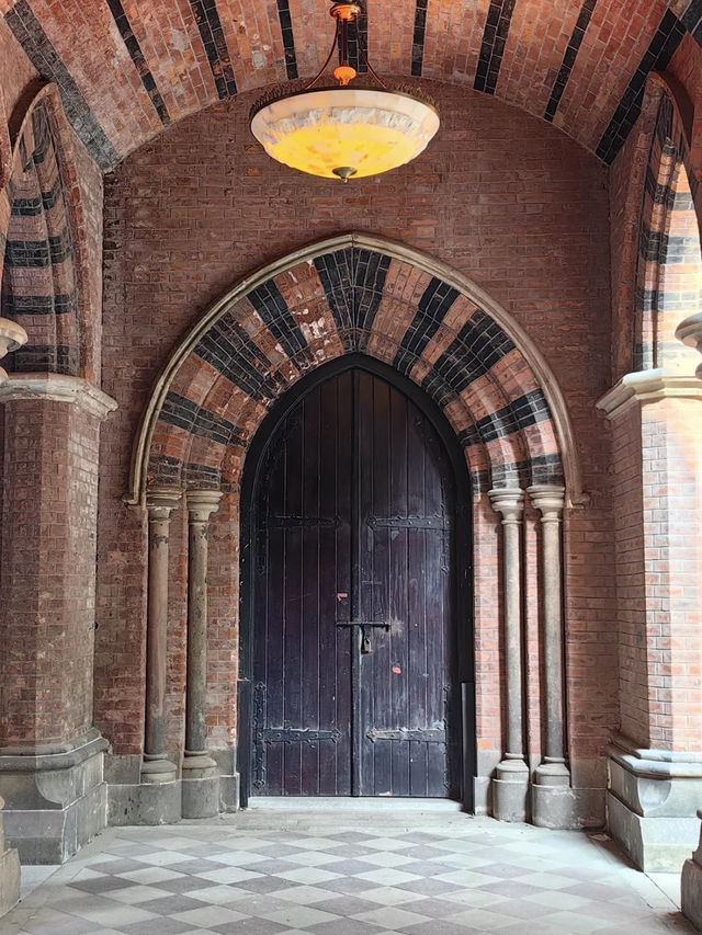 深秋限定在上海百年紅教堂遇見金色浪漫