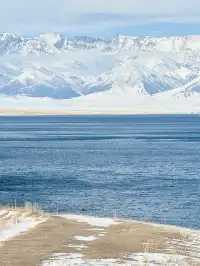 救命！新疆賽里木湖冬日美到失語 藍冰
