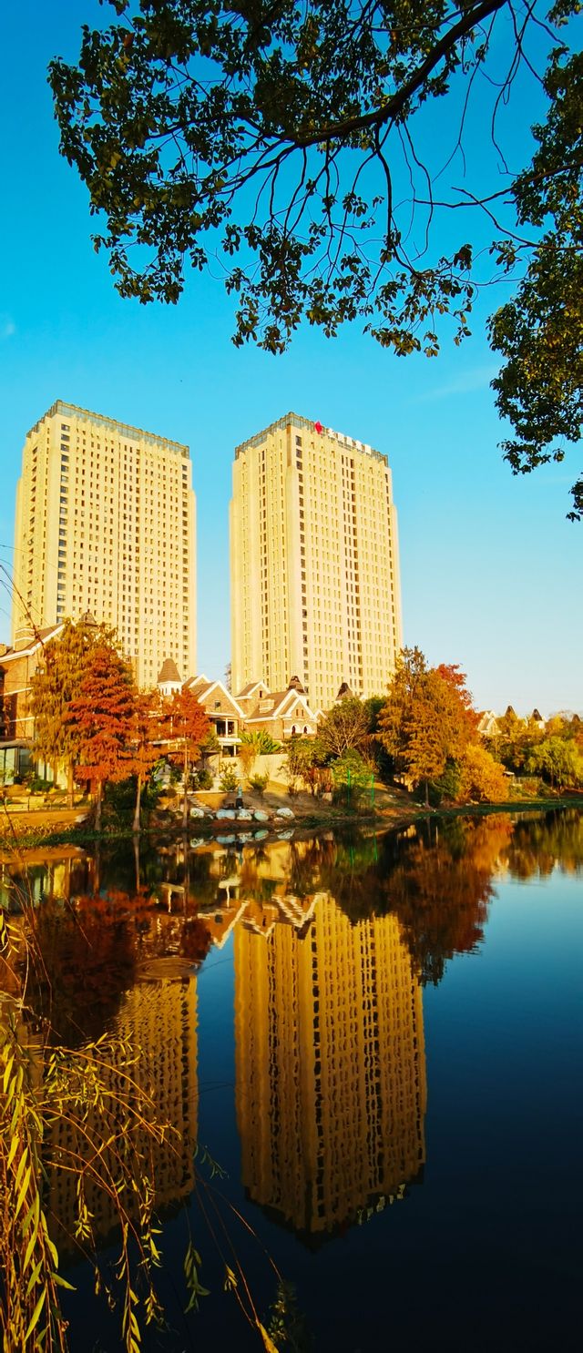 夕陽映照下的歐式建築構成的絕美風景