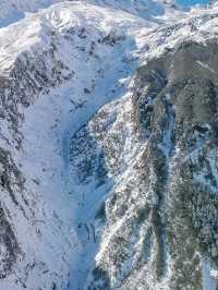 秋末初冬的海螺溝,是雪與金黃交織的雙重浪漫 原來季節的交界,可以這麼好看。 冬日的海螺溝是銀裝