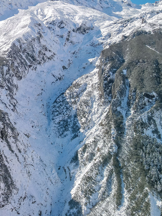 秋末初冬的海螺溝,是雪與金黃交織的雙重浪漫 原來季節的交界,可以這麼好看。 冬日的海螺溝是銀裝 秋末初冬的海螺溝,是雪與金黃交織的雙重浪漫 原來季節的交界,可以這麼好看。 冬日的海螺溝是銀裝
