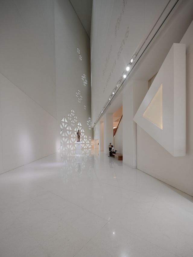 在曼谷，闖入一座白色的藝術孤島