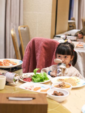 Мы с детьми поехали в отель с горячими источниками Jinshuitai, и ужин в формате "шведский стол" был настолько вкусным, что мы вылизали тарелки дочиста.