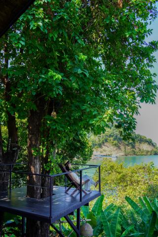 It's nice to rest in the shade of a big tree | I spent an afternoon daydreaming in Phuket
