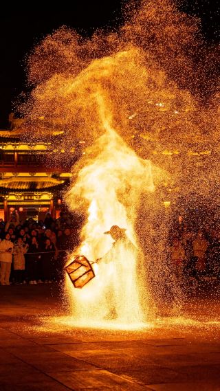 開封市万歳山5月旅行ガイド：5月にぜひ訪れたいのが万歳山武術城です。ここでは武術の世界にどっぷりと浸ることができます。日中は迫力満点のパフォーマンスを楽しみ、夜はまさに圧巻の夜景を堪能しましょう。
