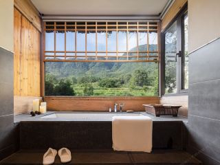 Tachuan Xianxian guesthouse! It comes with its own garden attraction. Once you stay here, you won’t want to leave