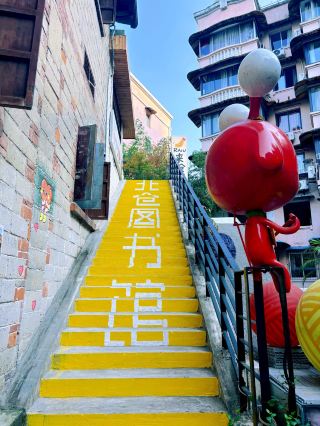 When visiting Chongqing with friends, don't just crowd into Hongyadong—you must try this city walk route!
It's perfect for walking, enjoying life, eating, and taking photos—it's so much fun to explore!
⏱ Recommended one-day route (no backtracking)
Morning: Beicang Cultural and Creative Block
Noon: Lunch and exploration in the Guanyinqiao business district
Afternoon/Evening: The Ring Shopping Park – Botanical Garden
📍 Stop 1 | Beicang Cultural and Creative Block (Free)
An artistic park renovated from an old textile warehouse, featuring industrial-style red bricks, graffiti walls, and creative shops.
✅ Photo spots: Beicang Library, viral street signs, colorful stairs
Next door is Taping Community, which has many Korean-style storefronts—perfect for taking photos and enjoying coffee at a leisurely pace.
💡 Recommendation: Visit in the morning to avoid crowds and enjoy soft lighting.
📍 Stop 2 | Guanyinqiao Business District (10-minute walk from Beicang)
A hub of local life and trends in Jiangbei District.
🌶 "Tian Zhi Jiao Zi" giant chili sculpture—a must-take photo spot.
🍜 Guanyinqiao Delicious Street: A one-stop spot for grilled sweet potato skin, iced glutinous rice balls, and Dingjiapo potatoes.
🐠 Starlight 68 Plaza Zone B | Free 360° cylindrical aquarium with scheduled mermaid shows—perfect for kids.
✨ "I am in Chongqing" big screen on the pedestrian bridge—the atmosphere is incredible when the lights turn on in the evening.
📍 Stop 3 | The Ring Shopping Park | Botanical Garden (Free)
Take Metro Line 5 from Guanyinqiao directly to Chongguang Station, Exit 1.
42-meter-high indoor tropical rainforest and a 20-meter giant waterfall—the ultimate summer escape.
✅ Aerial skywalk and giant squirrel photo spot.
⏰ Light show times
Weekdays: 7:30 PM
Fri/Weekends: 4:00 PM, 7:00 PM, 8:00 PM
💡 Tips: The mall is air-conditioned, so you don't have to worry about the sun when bringing kids. Wear light-colored clothing for better photos!
🚇 Transportation Guide
Beicang → Guanyinqiao: 10-minute walk
Guanyinqiao → The Ring: Metro Line 3 to Line 5, about 30 minutes.
💡 Practical Tips
1. All attractions on this route are free, so no need to worry about tickets.
2. It's hot outdoors at noon in summer, so you can adjust the order: The Ring in the morning, Guanyinqiao + Beicang in the afternoon.
3. Wear comfortable flat shoes, as there is a lot of walking in the business districts.