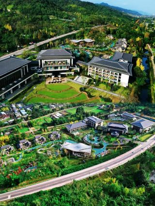 住進22℃的山谷秘境，蓥華山豪生溫泉大酒店暑期親子避暑