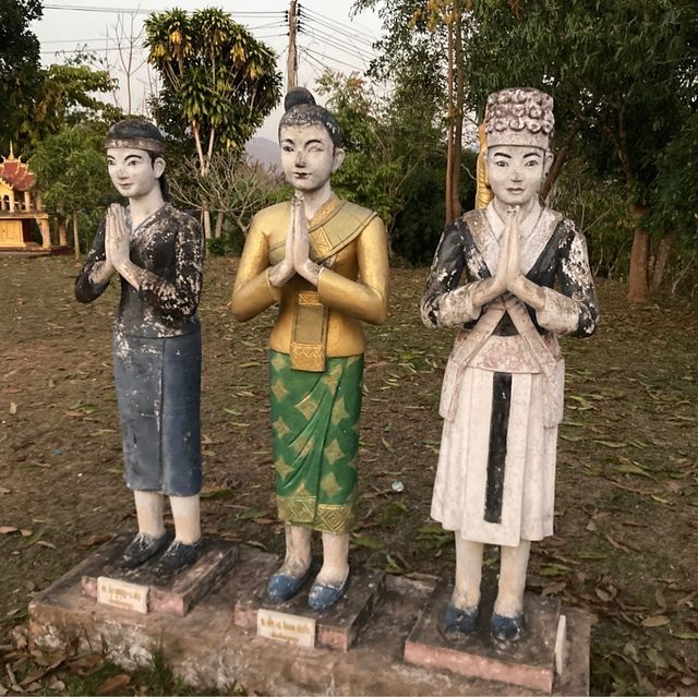 燦然と輝く黄金の仏塔　Samakkhixay Stupa