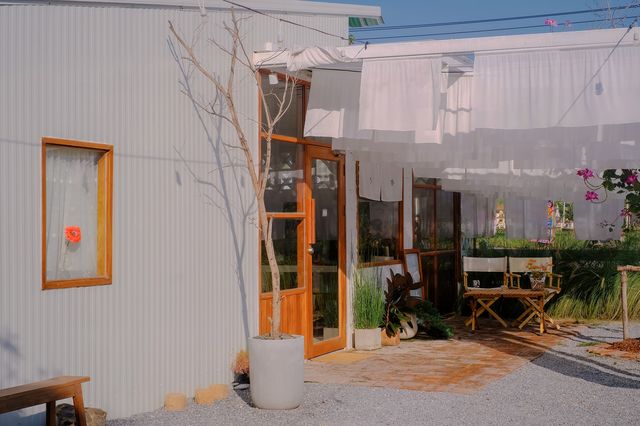 The Coffee Library & Co คาเฟ่กลางนา