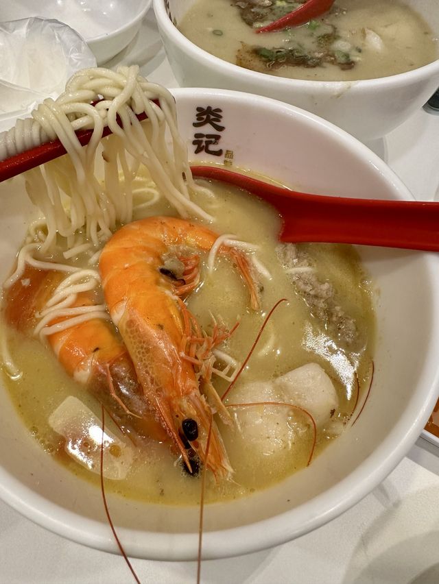 Super rich seafood soup broth!! 🐠🍜