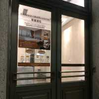 面對港澳碼頭的一梯兩伙懷舊酒店