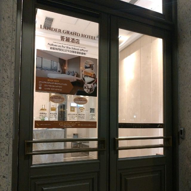面對港澳碼頭的一梯兩伙懷舊酒店