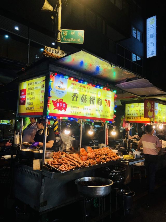 台北一個特色夜市懷舊華西街夜市