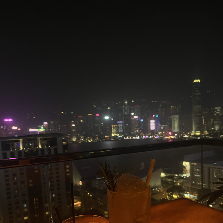 香港】100万ドルの夜景を目にお酒を楽しむ^_^ | Trip.com 香港
