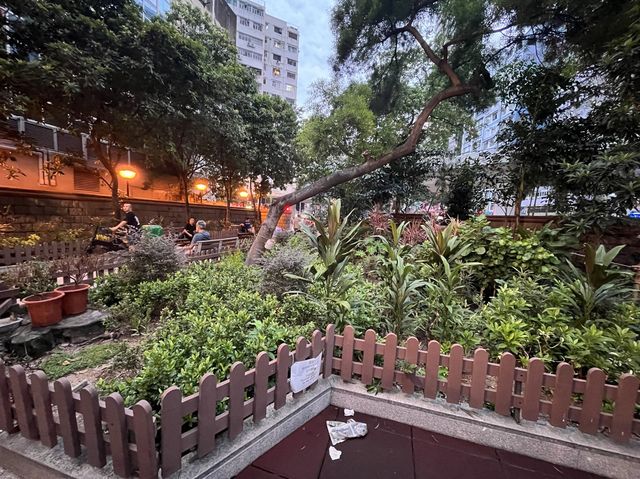 鬧市中嘅人工瀑布牆 @ 彌敦道界限街休憩處
