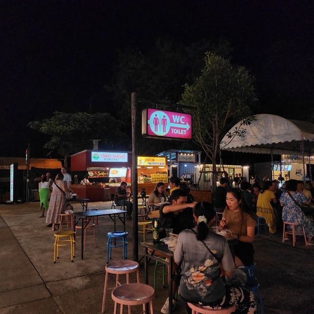 • ต ล า ด น เ พ ลิ น ฤ ดี 🍂🍍🌮🍔🍤🍿