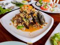 บ้านมะหญิง นั่งเรือชมวิว กินซีฟู้ดบนกระชัง