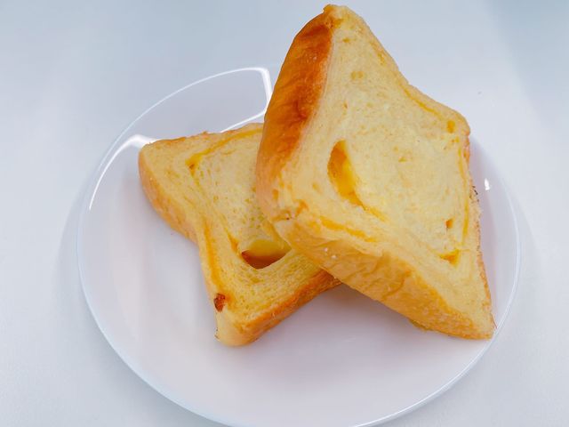 呢度每一款麵包同Bagel 都係自家烘焙，除左口感出色之外，佢地既Bagel 口味選擇又夠多，咸同甜都有供應，岩哂唔同既朋友仔～