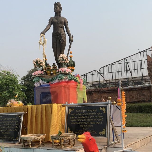 อนุเสาวรีย์พระนางจามเทวี