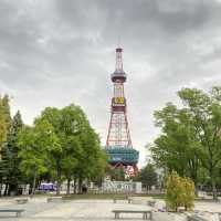 北海道「さっぽろテレビ塔」は下から眺めると迫力大
