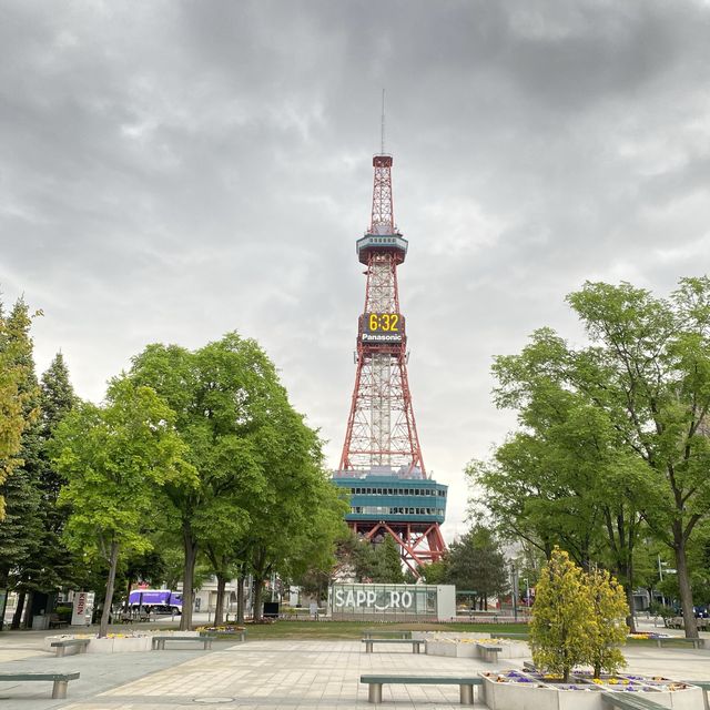 北海道「さっぽろテレビ塔」は下から眺めると迫力大