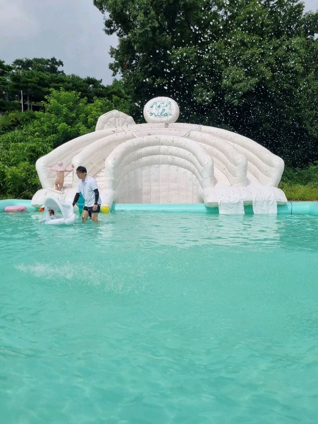 카페야 수영장이야?