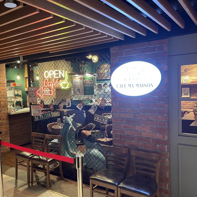Mandarin Gallery - a more upscale shopping ma