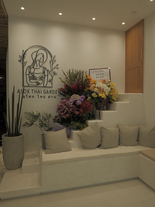 Asok新分店，咖哩和煙燻雞都不錯 