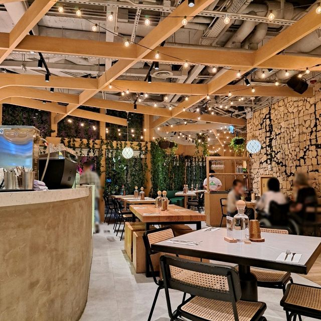 露營主題餐廳，燒朱古力棉花糖