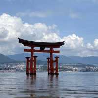 海の上の鳥居の厳島神社⛩️