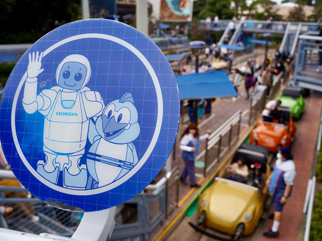 Zooming through Tomorrowland at Autopia 🏎️