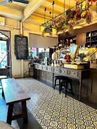 Petit Peyton Traveloque Cafe