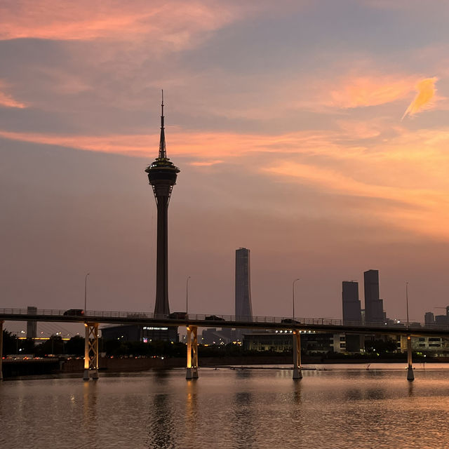 陶醉在澳門，少不了看一次海旁夕陽美景^-^