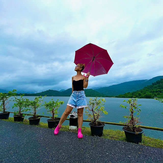 ฝนมาแล้ว บูทกับร่มพร้อมมมมค่ะ
