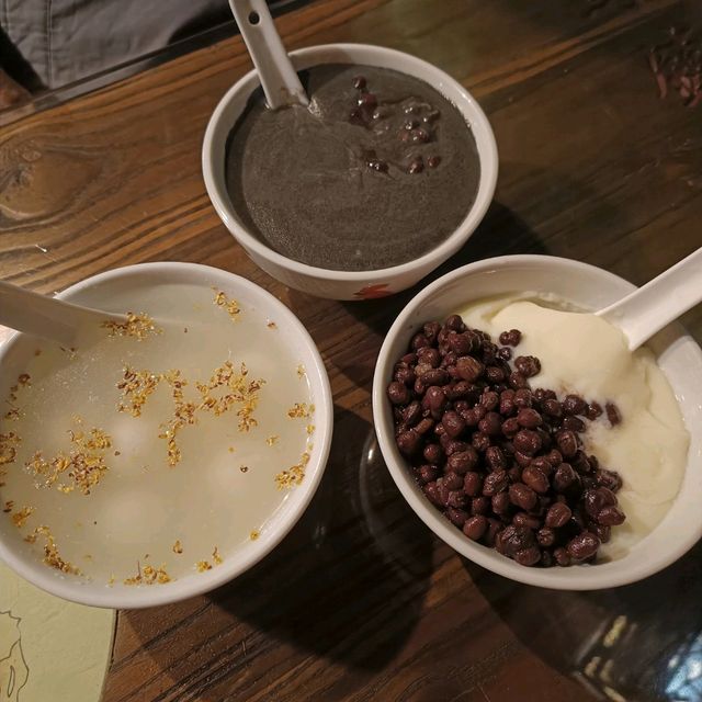 看着乌镇的夜景，吃着甜品