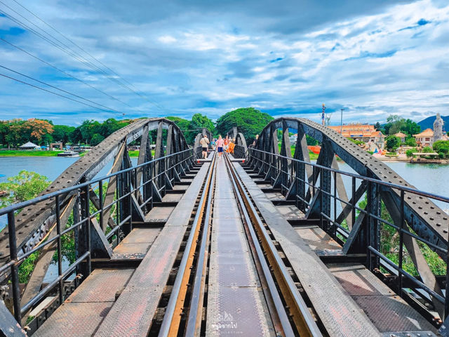 เที่ยวชม สะพานข้ามแม่น้ำแคว กาญจนบุรี