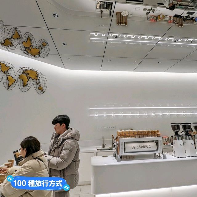 日本東京-在麻布台之丘來杯時尚的 % Arabica coffee