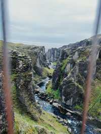 🇮🇸 冰島 峭壁高聳 色彩斑斕 像羽毛般的宏偉峽谷🪶