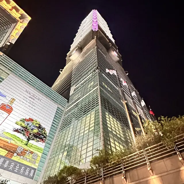 台北 101 令人驚嘆的高樓,飽覽城市天際線,盡情購物、品嚐美食、享受悠閒時光