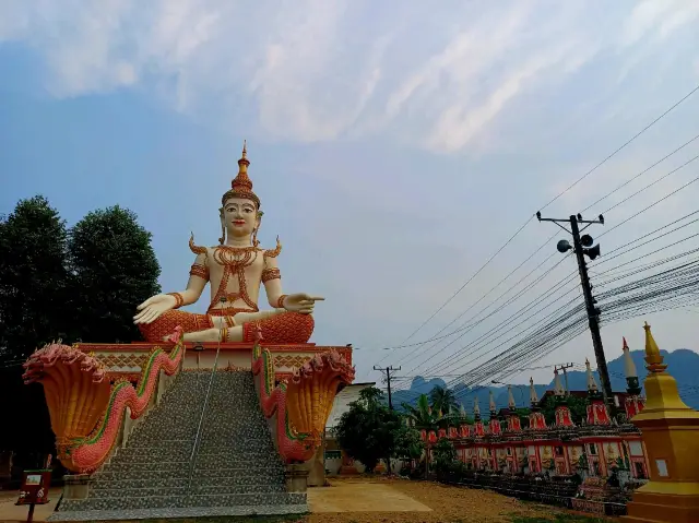 【萬榮】Sysoumangkhararam Temple：大型佛像雕塑景點，絕美拍照地