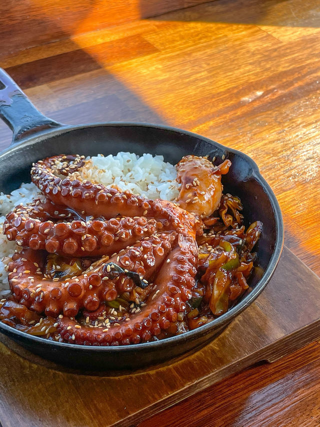 매콤하고 쫄깃한 돌문어 덮밥 맛집