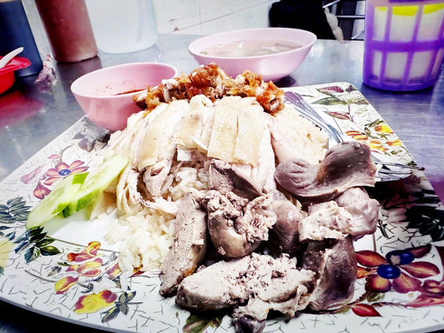 泰國曼谷 不經意發現的在地美食 Uan Chicken Rice อ้วน ข้าวมันไก่ รัชดาซอย 3
